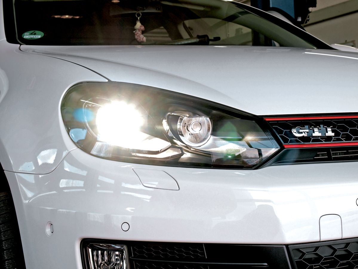 VW Golf 6 Bi Xenon LED Scheinwerfertausch und Lampenwechsel