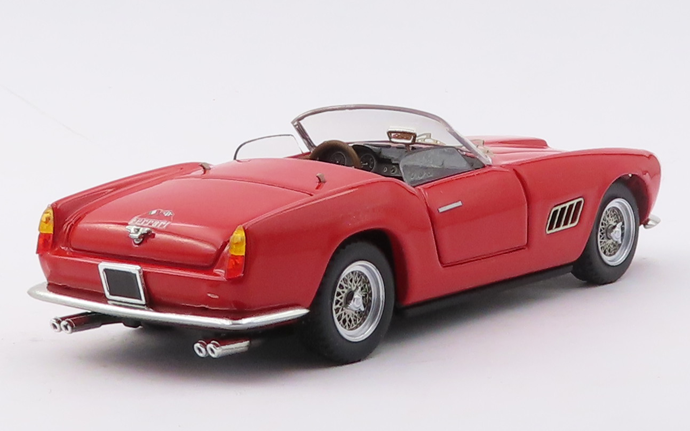 Art Model bringt Ferrari 250 California LWB in 1:43 in gleich zwei  Versionen