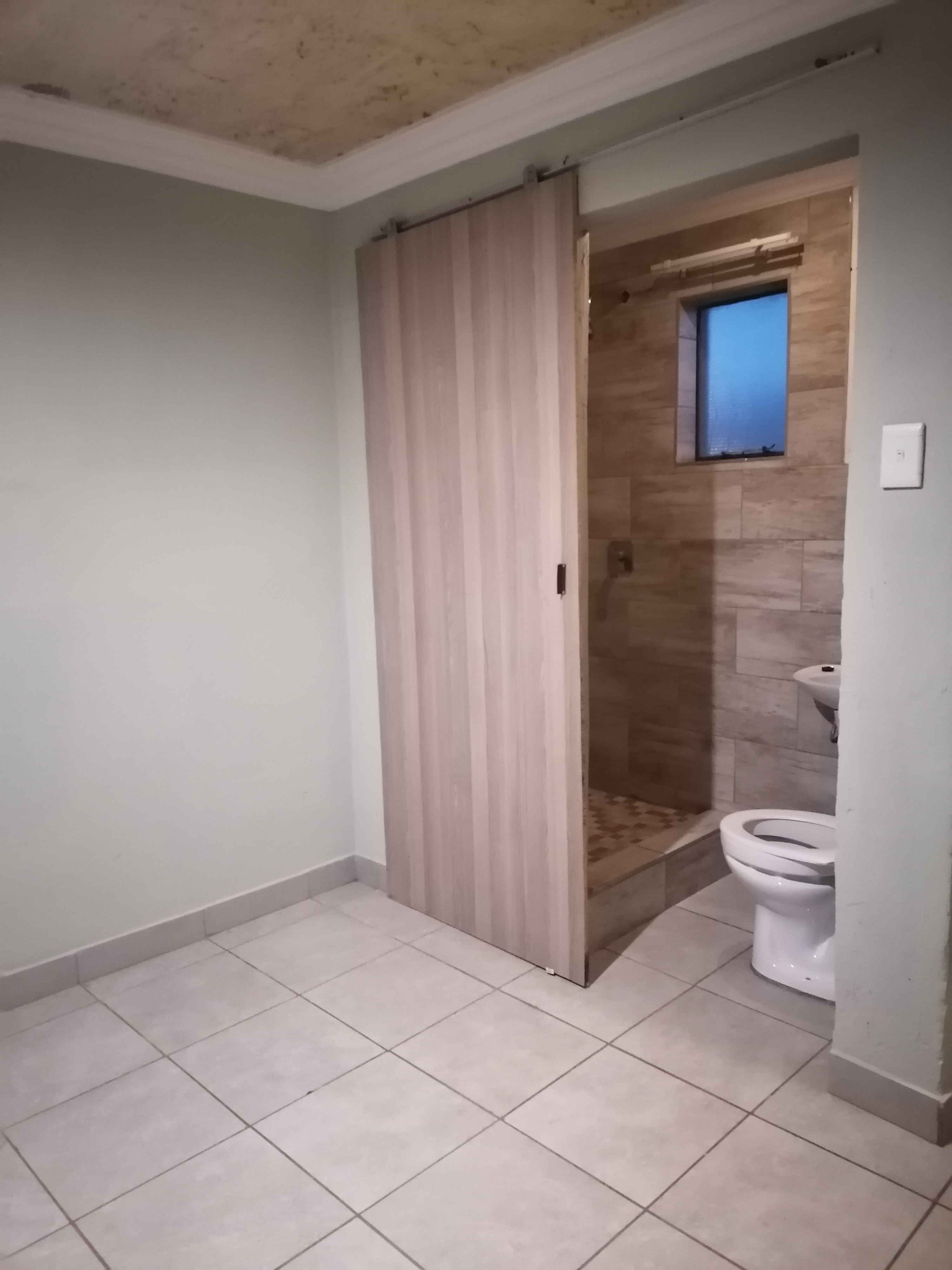Spacious bachelor room, near Mahlasedi masana primary school