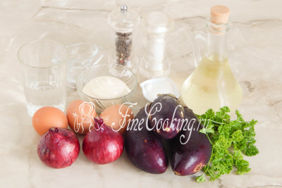 Для приготовления этого вкусного салата нам понадобятся следующие продукты: баклажаны, куриные яйца, репчатый лук, вода, сахар, соль, столовый 9% уксус, рафинированное растительное масло, майонез, петрушка и черный молотый перец