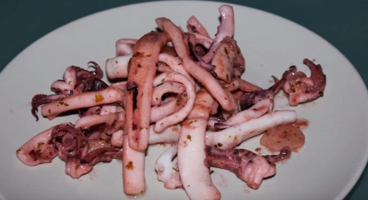 Закуска будет вкусной и в холодном, и в горячем виде.