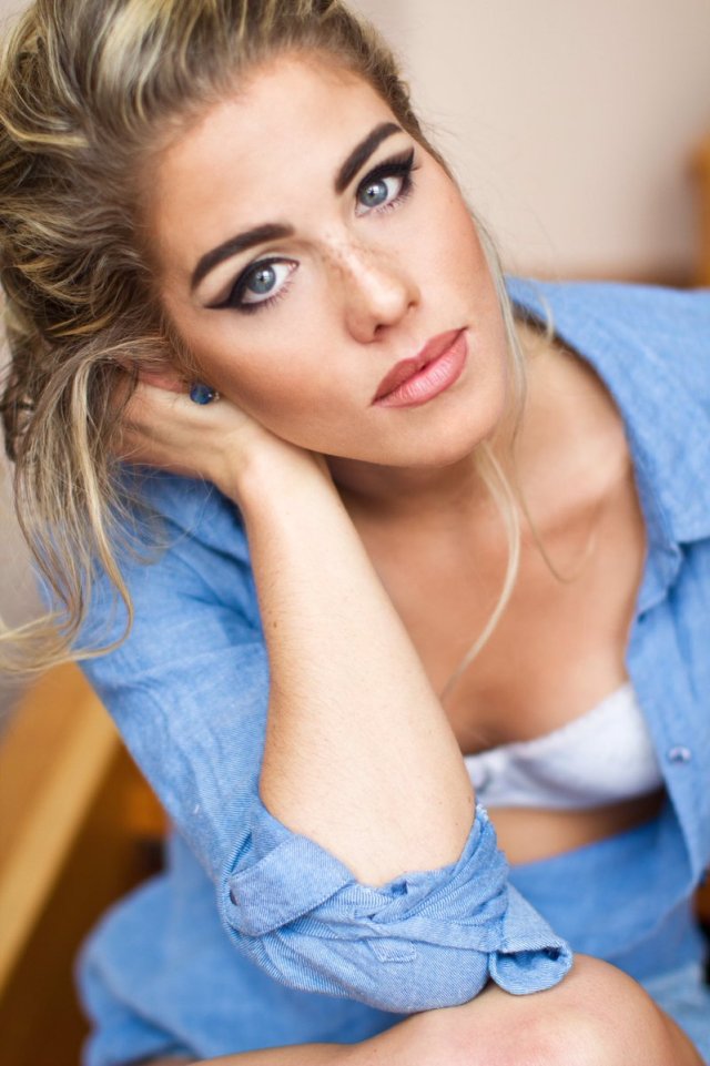 emily-bett-rickards-too-hot