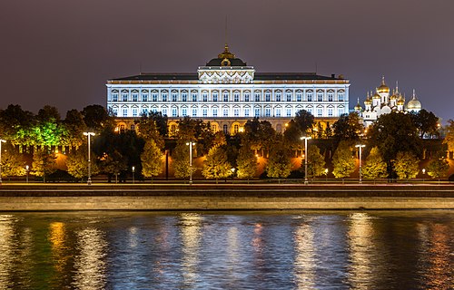 Ночной вид на Большой Кремлёвский дворец с противоположного берега Москвы-реки