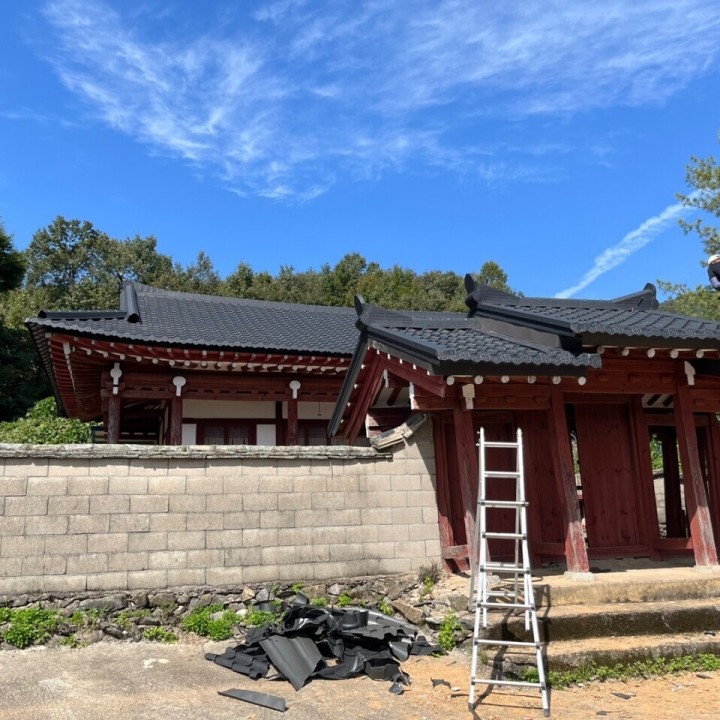 전통 기와꼴 검정색 시공현장 입니다!
시공문의 010-7615-6737
항상 만족드리기 위해 노력하겠습니다^^