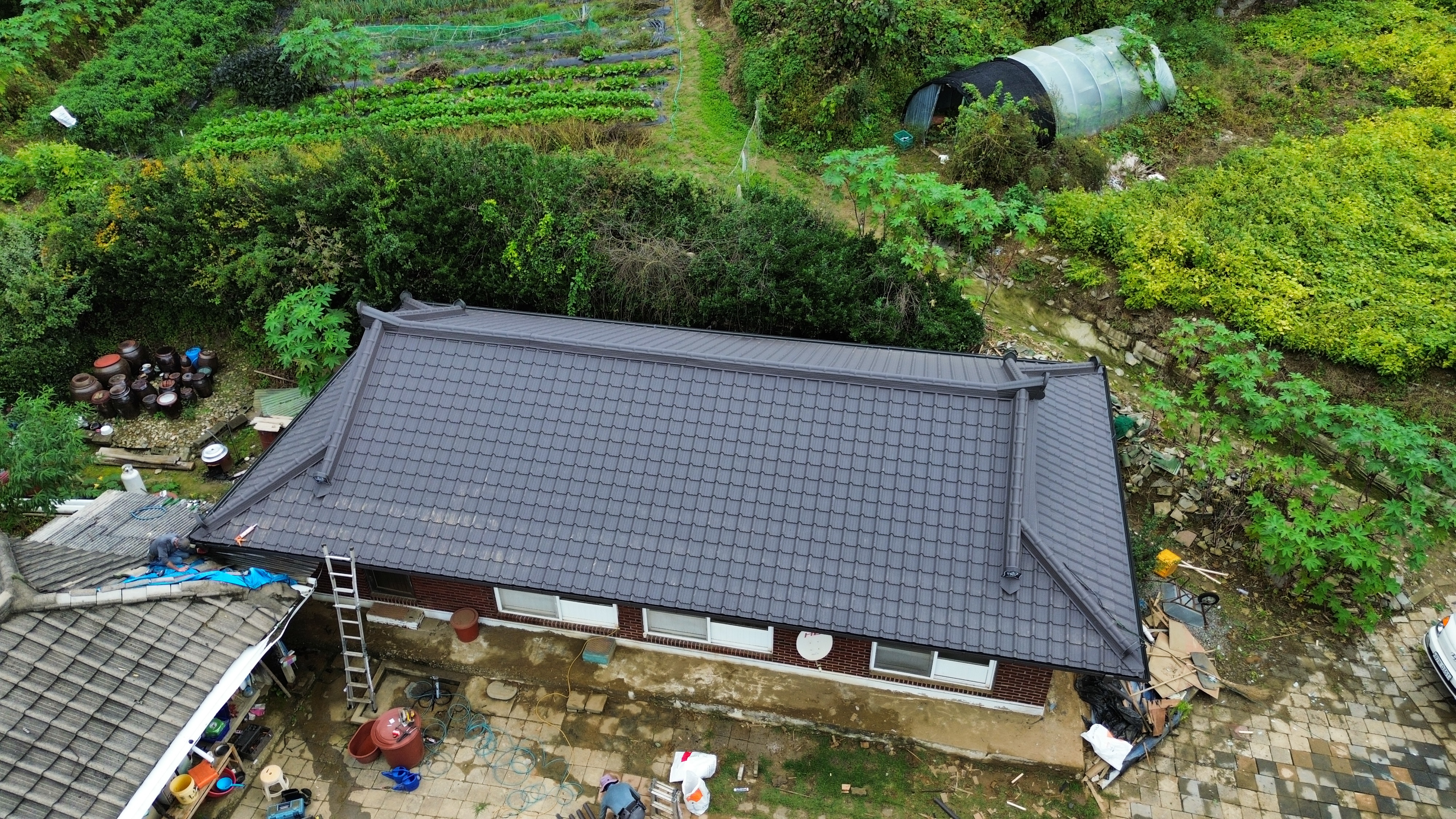 차콜색 일반형 기와꼴 칼라강판으로 지붕개량 현장이였습니다 ^^
010-7615-6737 언제든 편하게 연락주세요