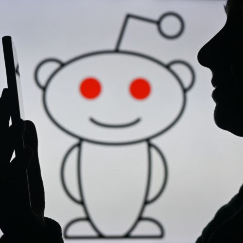 Cover Image for Reddit's Human Touch: A Stand Against the Rise of AI-Generated Content