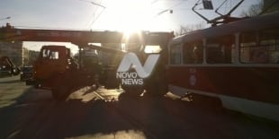 Авария на Минаева: столкнулись трамвай и автокран