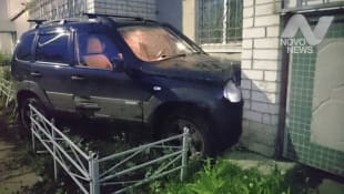 В Ульяновске трое мужчин на «Ниве» ночью врезались в балкон жилого дома