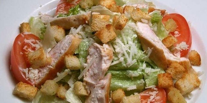 С использованием копченой курицы