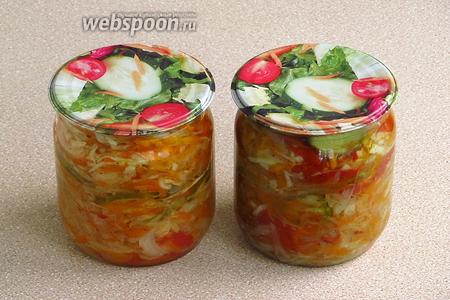 Банки накрыть прокипячёнными крышками и стерилизовать в кипящей воде в течение 25–30 минут, считая от начала закипания воды, а затем укупорить.