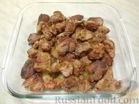 Фото приготовления рецепта: Куриная печень, запечённая с яблоками и луком - шаг №8