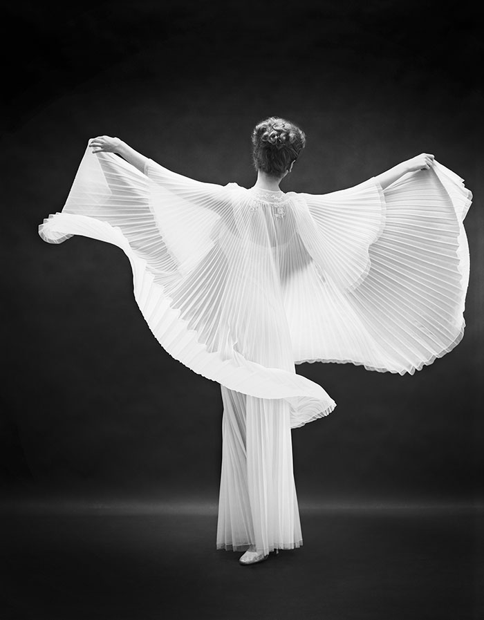 Марк Шоу (Mark Shaw) - Vanity Fair Butterfly Robe Arm Out., 1950-e