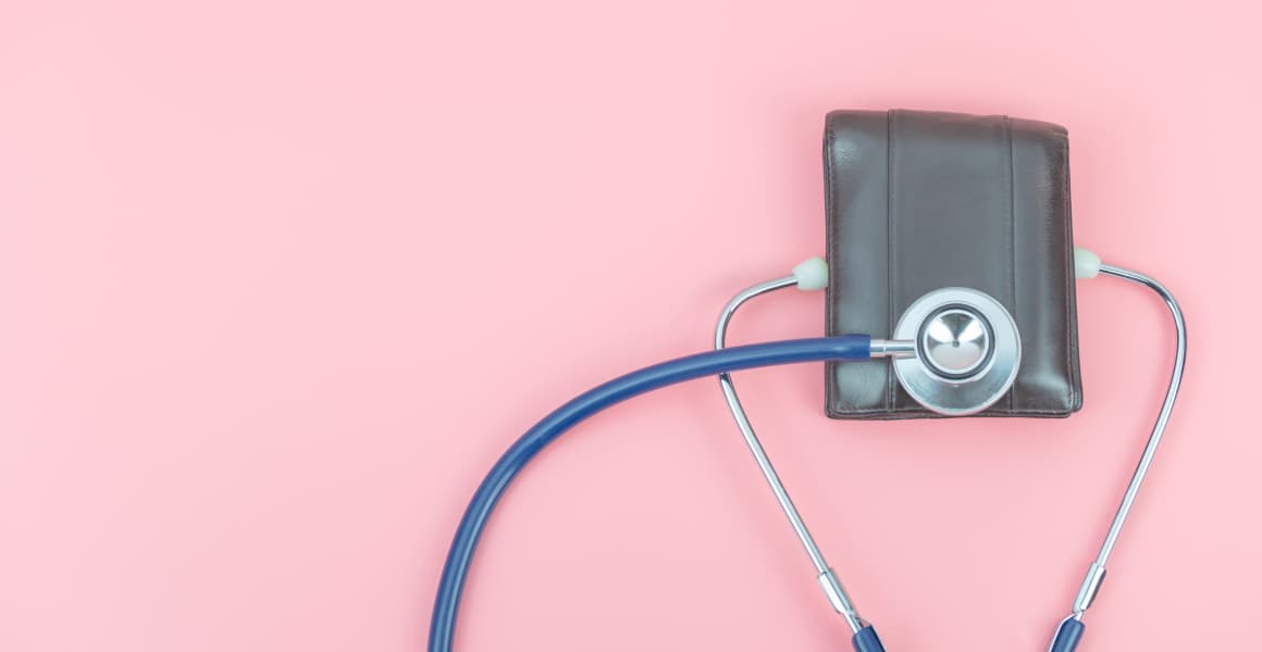 Un tribunal judiciaire reconnaît le caractère professionnel du cancer d’une hôtesse de l’air ayant travaillé de nuit et subi un tabagisme passif