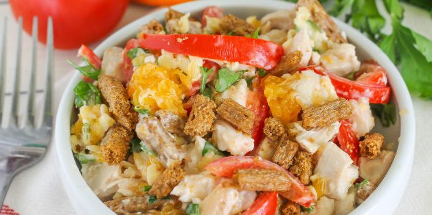 Салат с сухариками, курицей, помидорами и апельсином Салат с сухариками, курицей, помидорами и апельсином