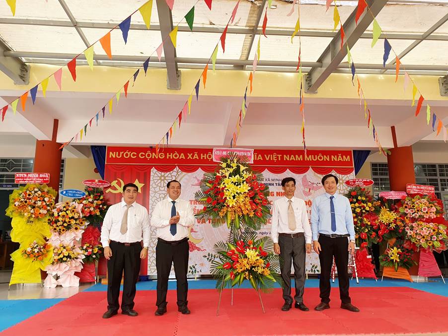 Trường THCS Minh Tân đón bằng công nhận Trường đạt chuẩn Quốc gia mức độ 1; công nhận đạt kiểm định chất lượng Giáo dục cấp độ 2.