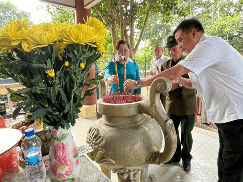 Dâng Hương tại bia liệt sĩ, bia B52 và Đền Thanh Niên Xung xã Thanh An để tưởng nhớ công lao các anh hùng liệt sĩ đã hy sinh giành độc lập cho đất nước