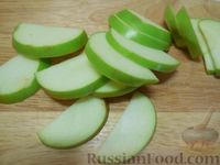 Фото приготовления рецепта: Куриная печень, запечённая с яблоками и луком - шаг №6