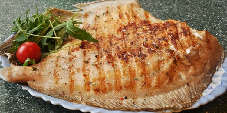 Как приготовить вкусные блюда из камбалы — советы и кулинарные рецепты