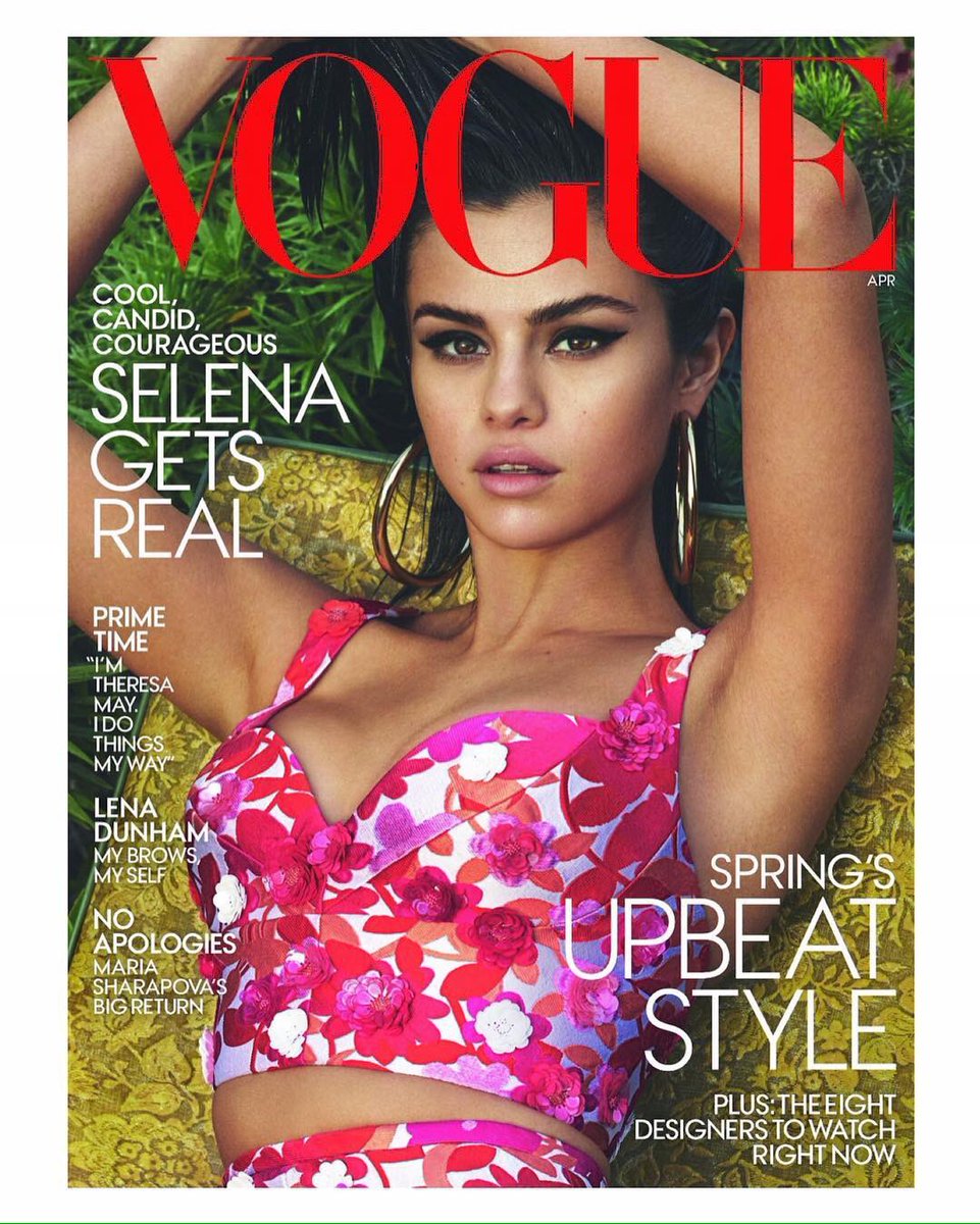 Selena Gomez pose