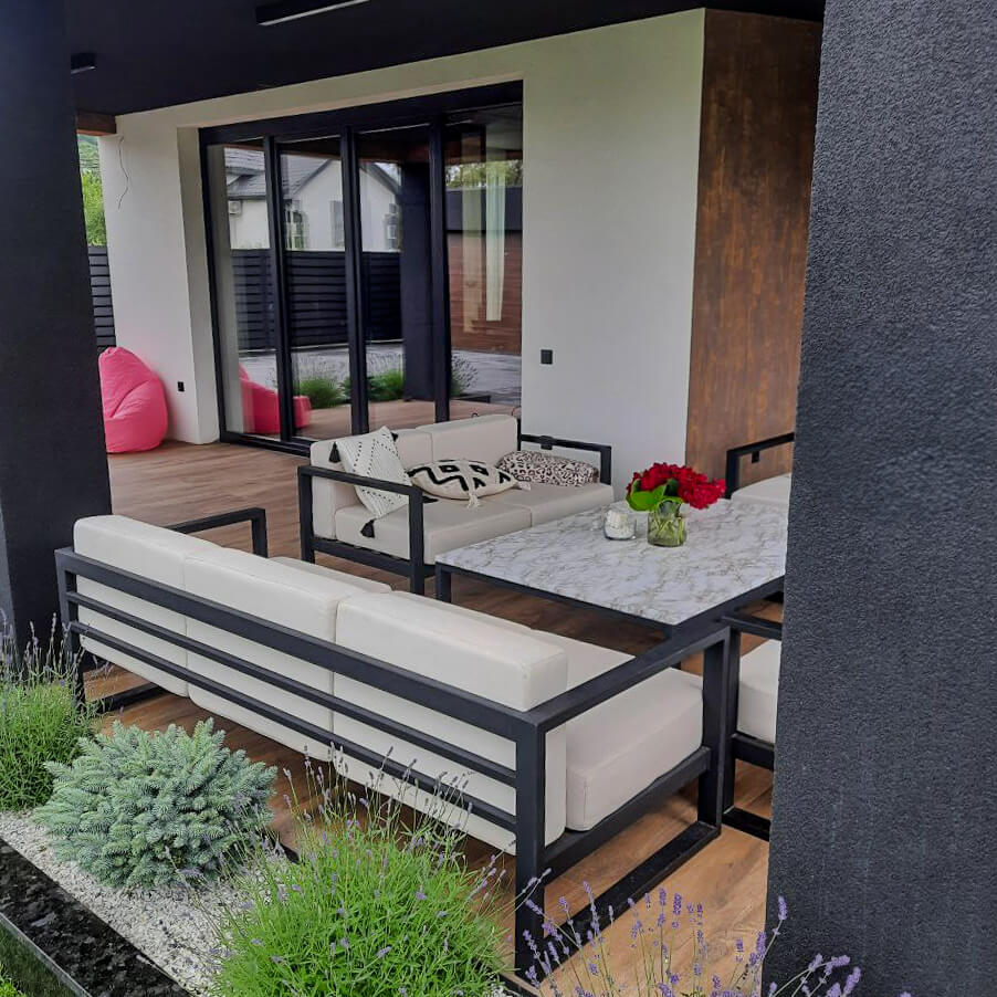 Modern Outdoor Lounge