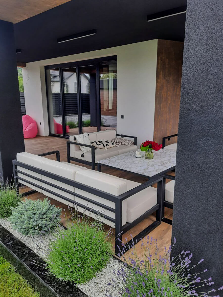 Modern Outdoor Lounge