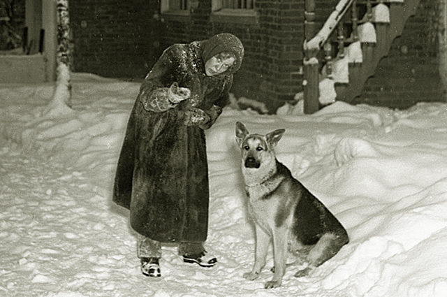 Любовь Орлова на подмосковной даче. 1955 год