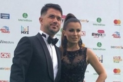 Пылкий фанат Ани Лорак попытался расцеловать все ее тело