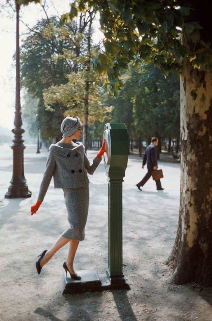 Марк Шоу (Mark Shaw) - Model in Pierre Cardin Suit on Scale in Tuilleries, 1957