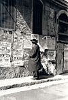 Религиозный еврей читает пашквиль в иерусалимском районе Меа-Шеарим
