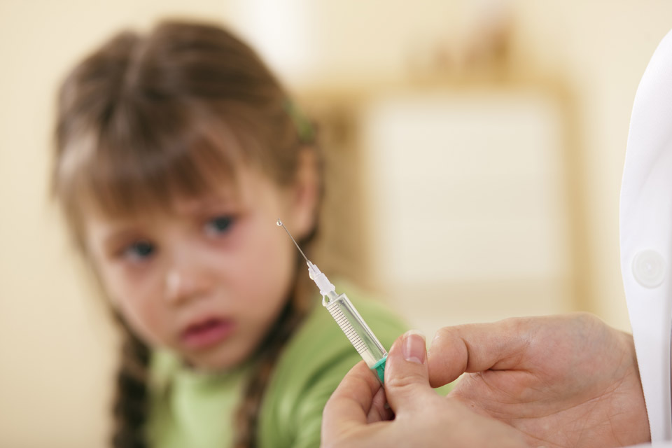 Укол с вакциной в бедренную мыщцу Укол с вакциной в бедренную мыщцу
