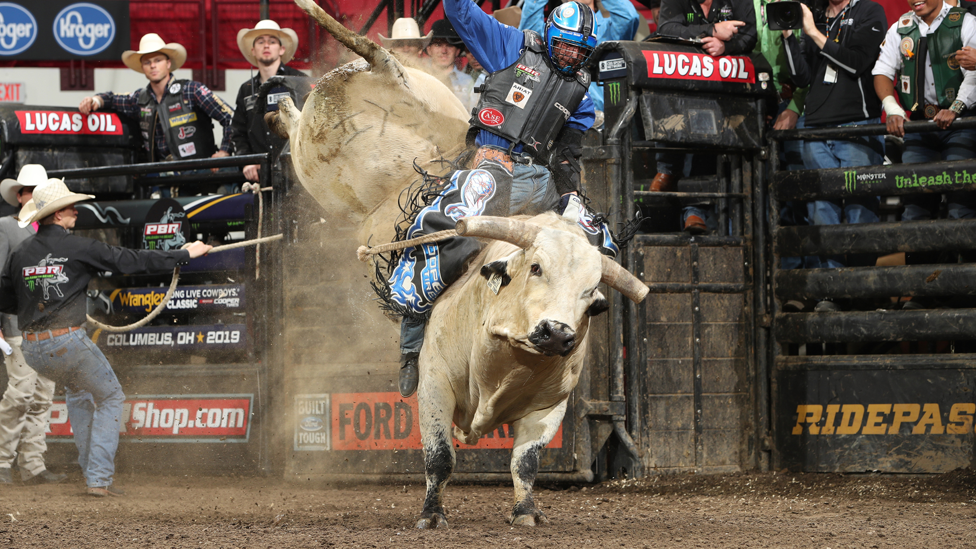 Bad Touch narrowly escapes Dirteater for 32nd straight buckoff