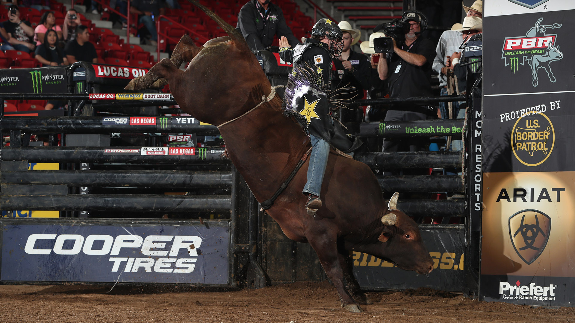 Triplett hits hole in one with Round 2 win in Albuquerque