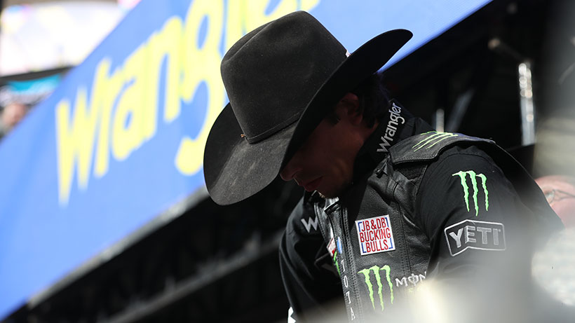 Mauney committed to riding with torn rotator cuff and qualifying for the PBR World Finals