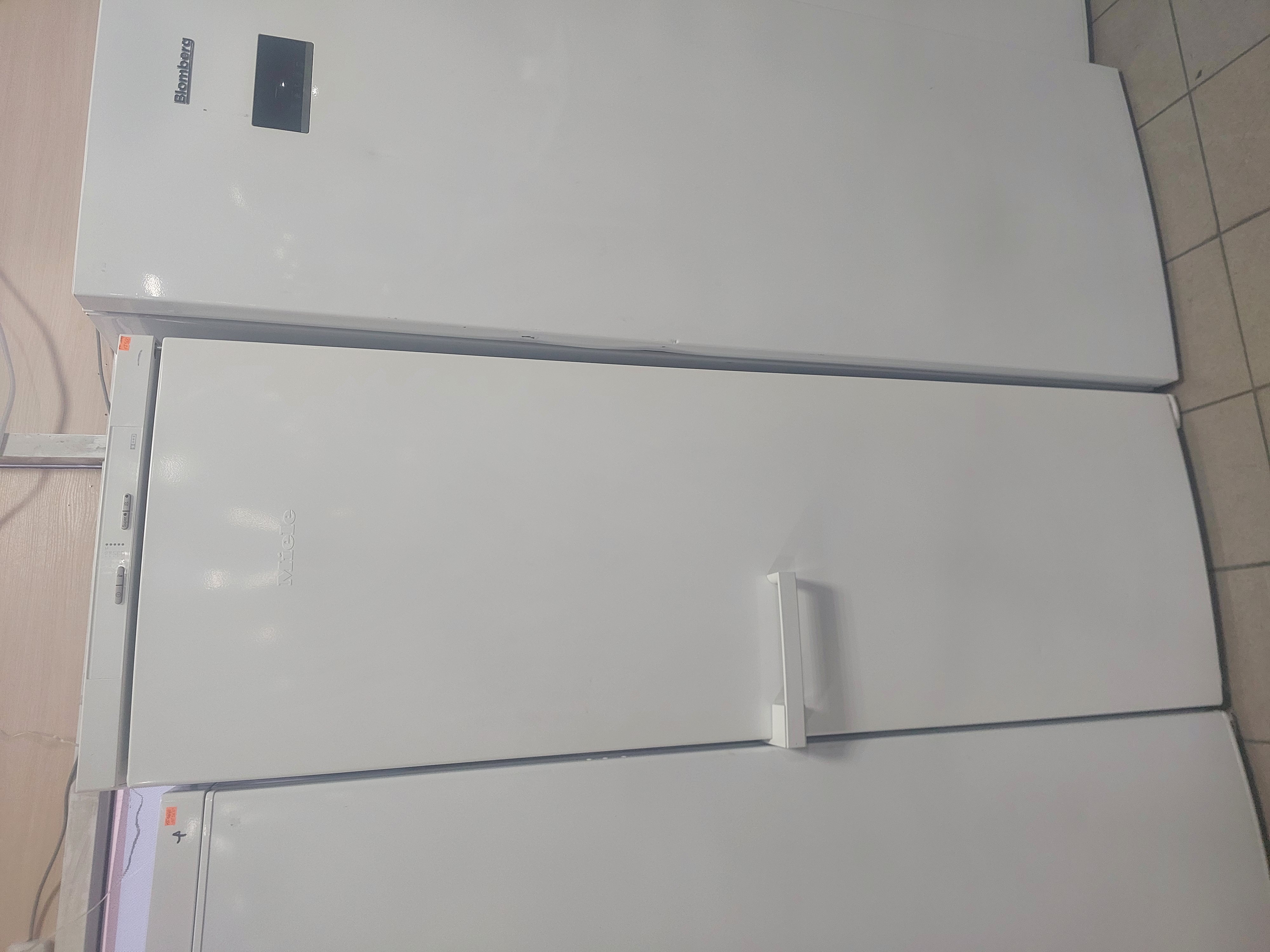 Морозильна камера Miele FN12820S