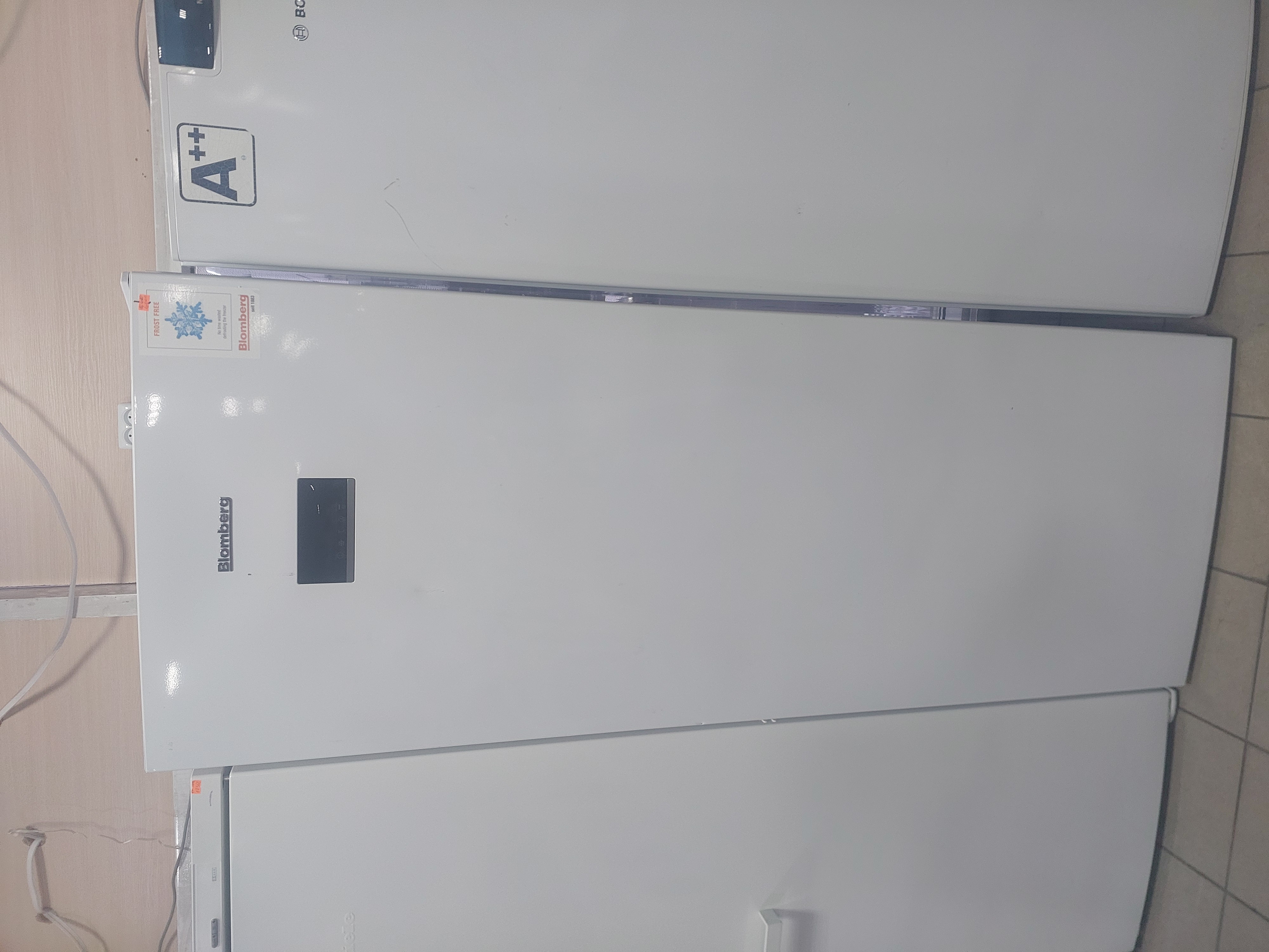 Морозильна камера Bloomberg F70420NE