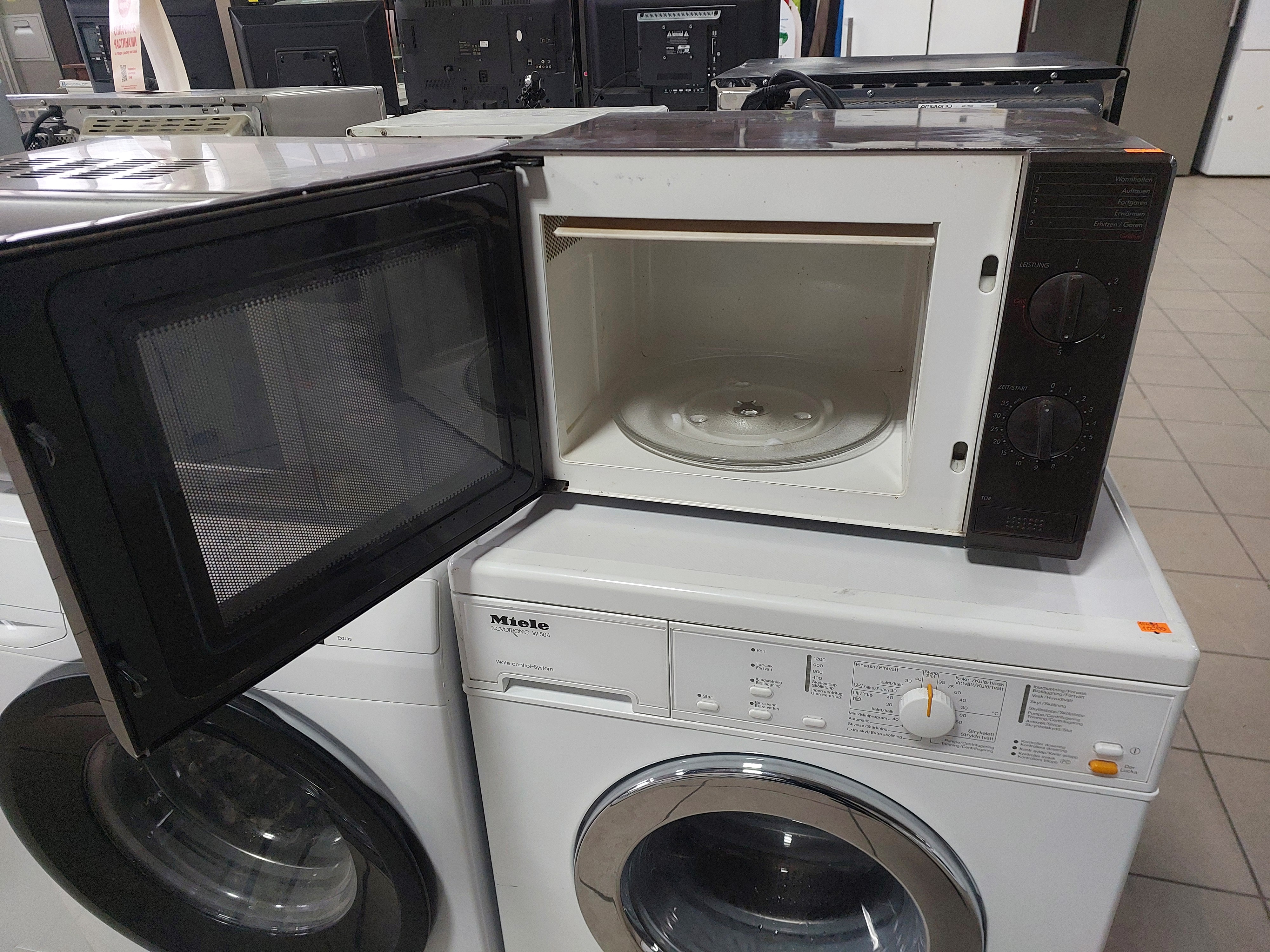 Мікрохвильова піч Lunik 900g Image