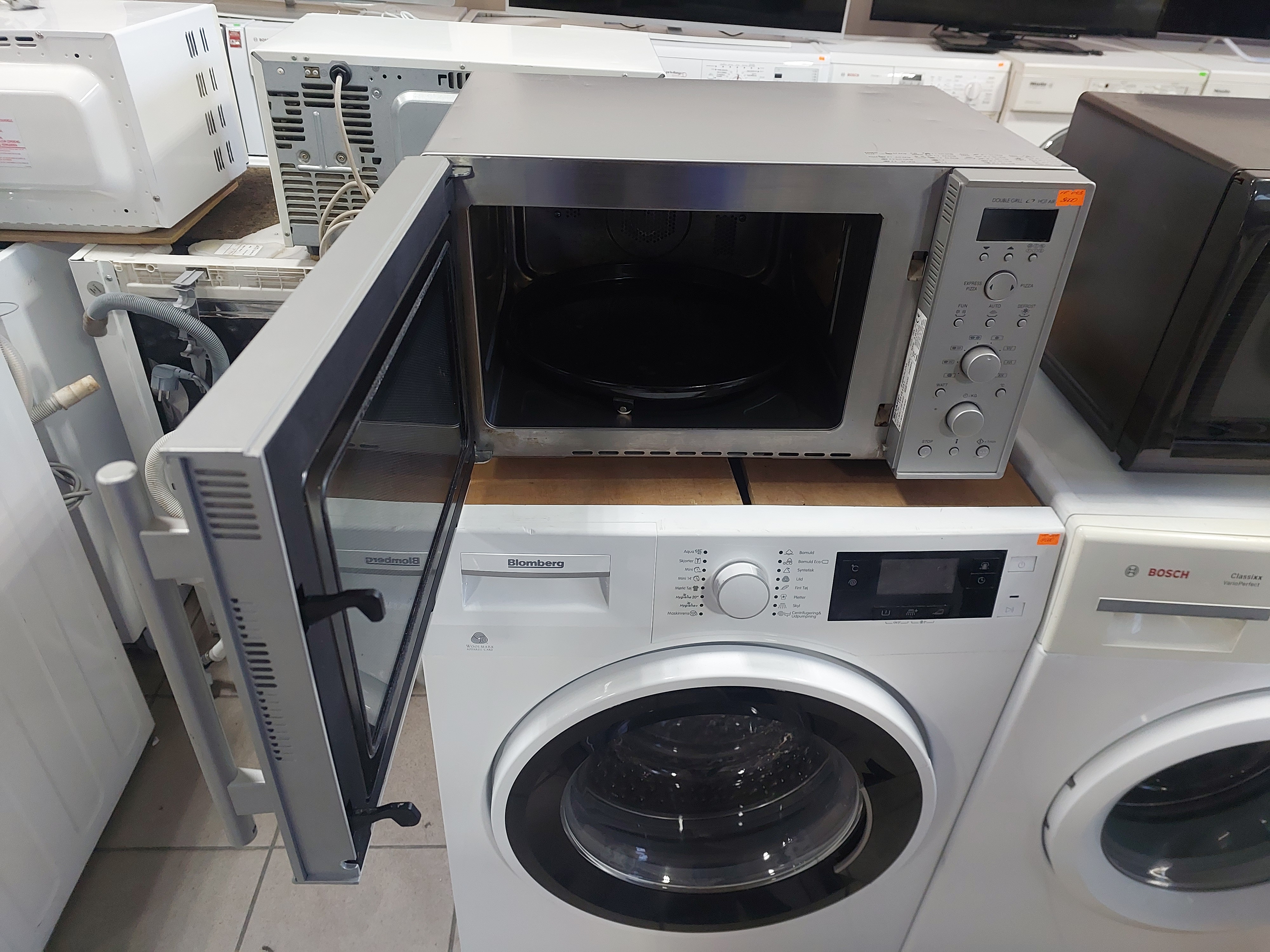 Мікрохвильова піч Sharp R-898 Image