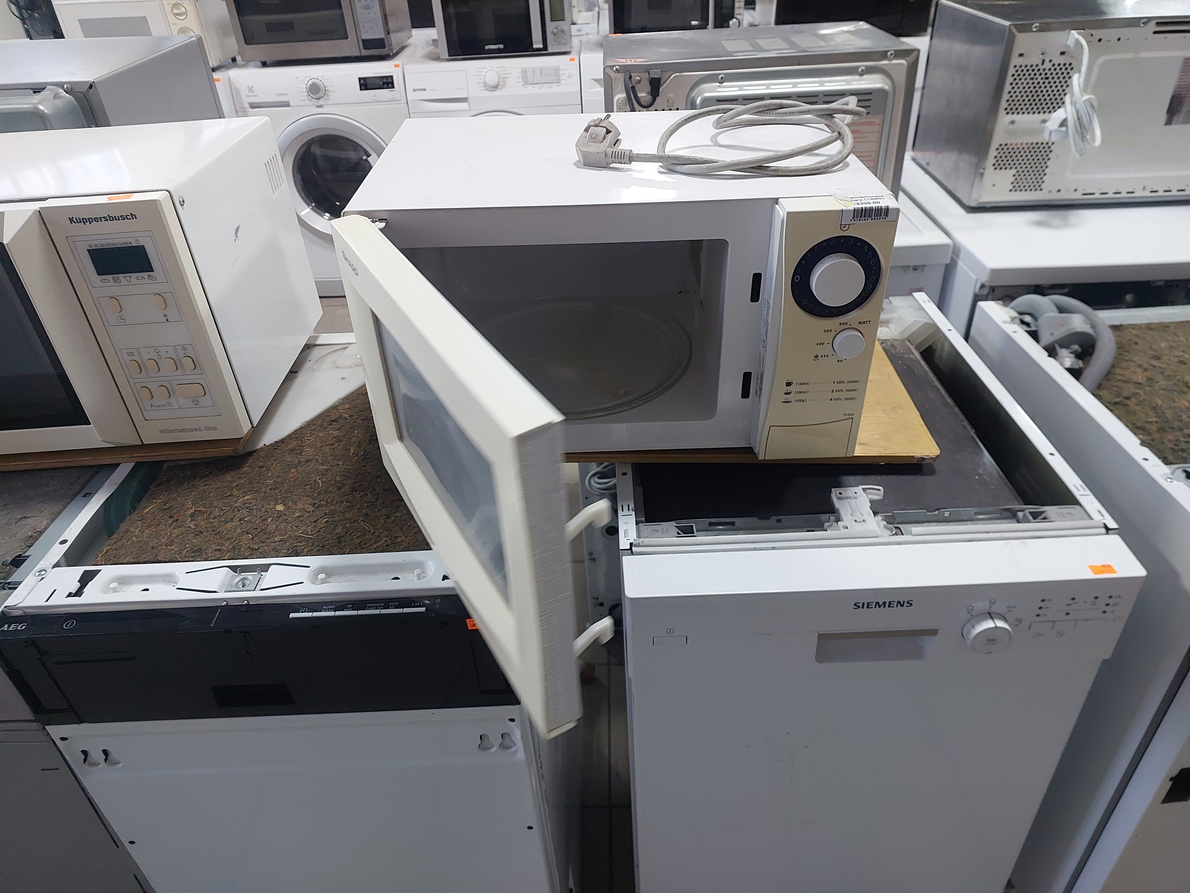 Мікрохвильова піч Sharp R-204 Image