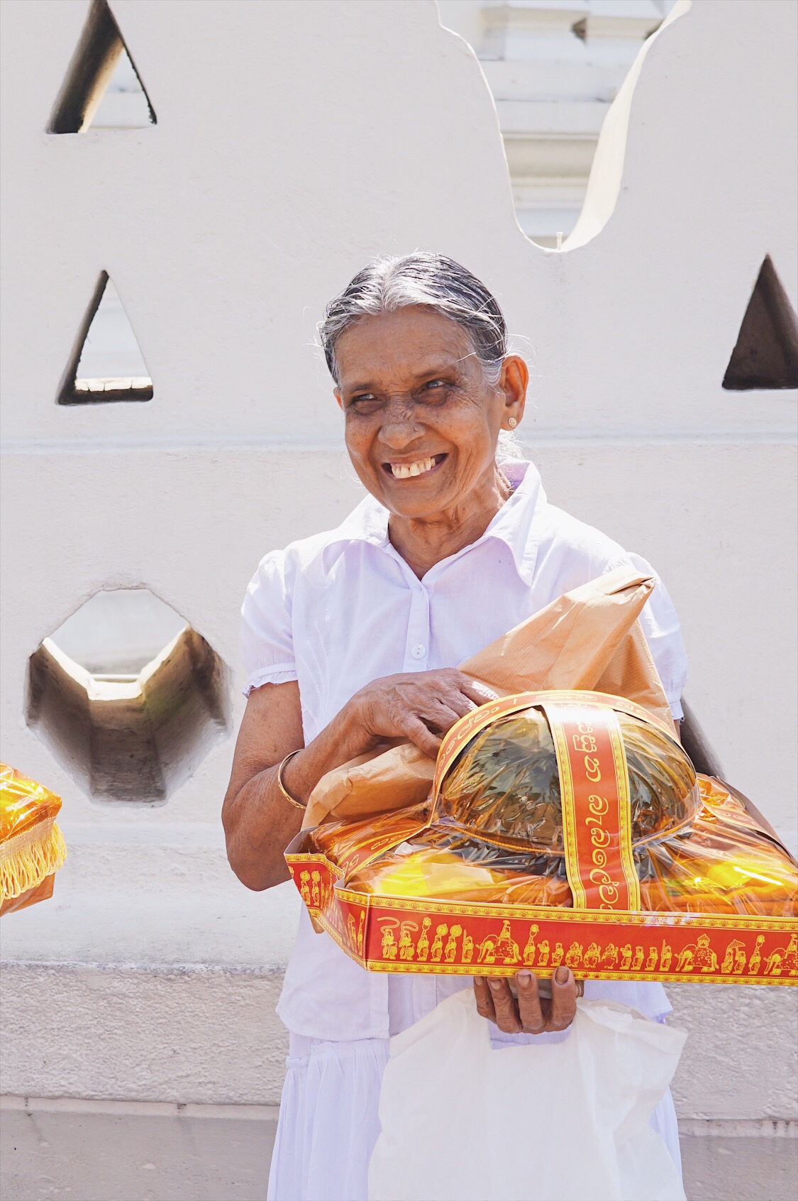 photo tour of sri lanka - woman in kandy