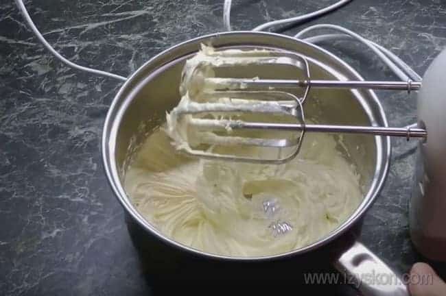 Хорошо взбиваем масло, чтобы у нас получился легкий крем для торта Наполеон.