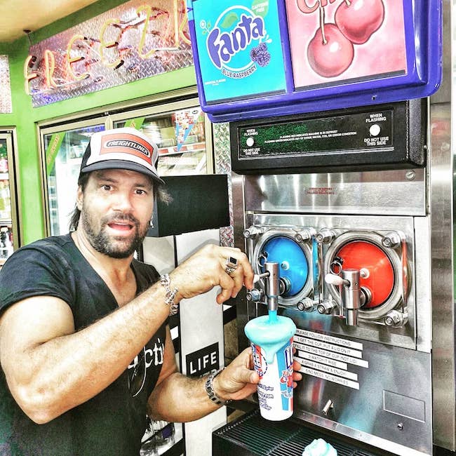 Manu Bennett using slushy machine at Ta Truck Stop Tooele in Utah in 2018