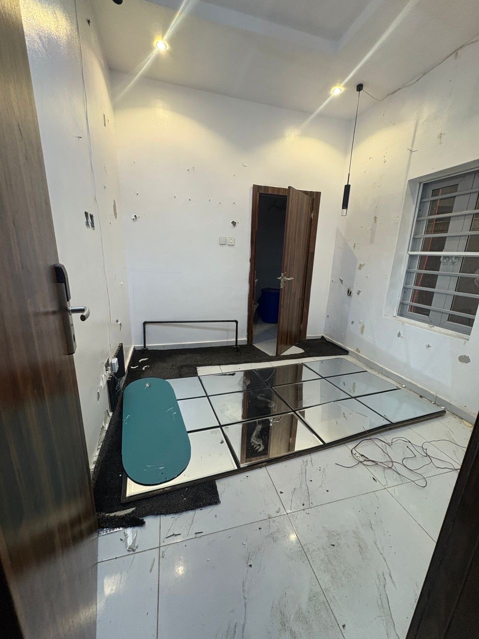 1-bedroom Flat - Image 1