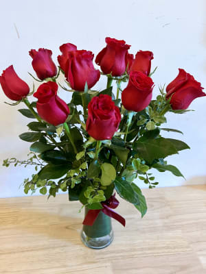 12 Red Roses in a vase