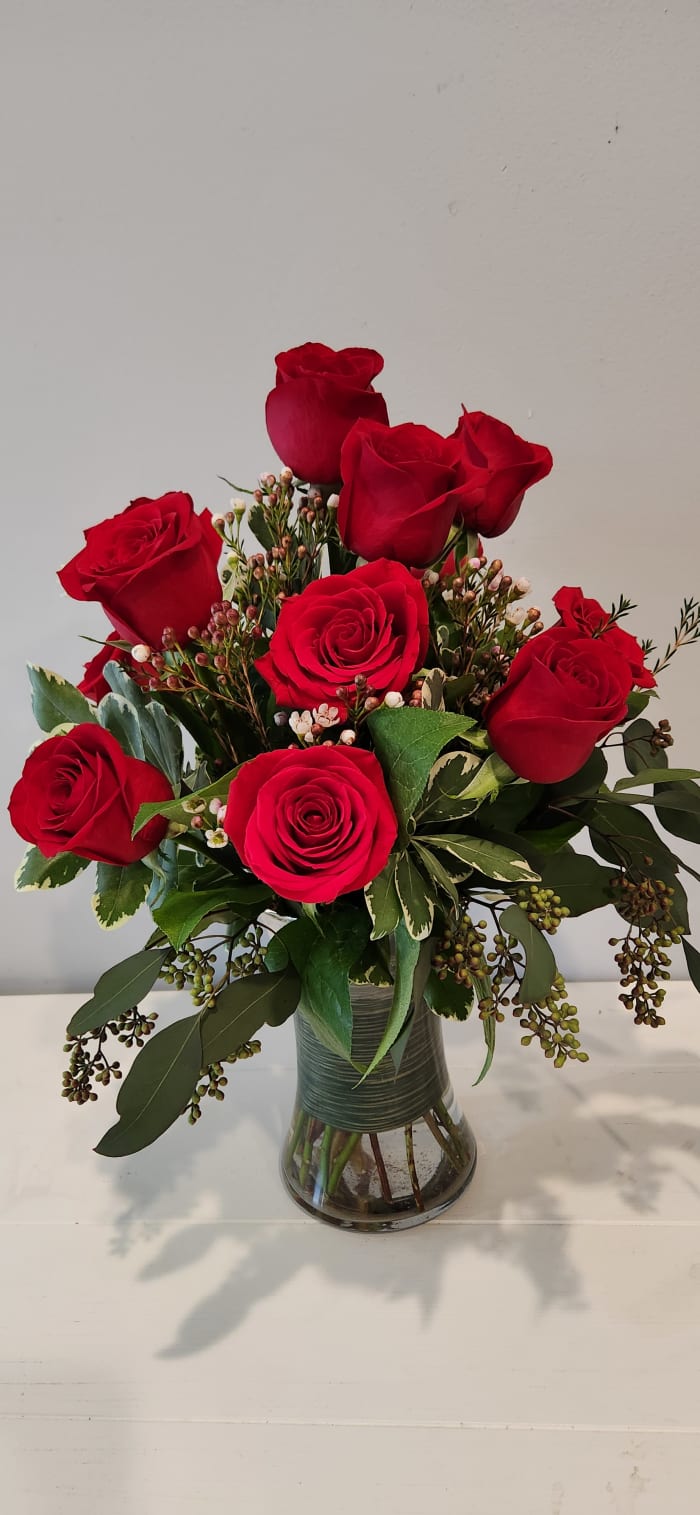 Traditional Valentine dozen red roses 