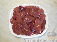 Фото приготовления рецепта: Куриная печень, запечённая с яблоками и луком - шаг №2