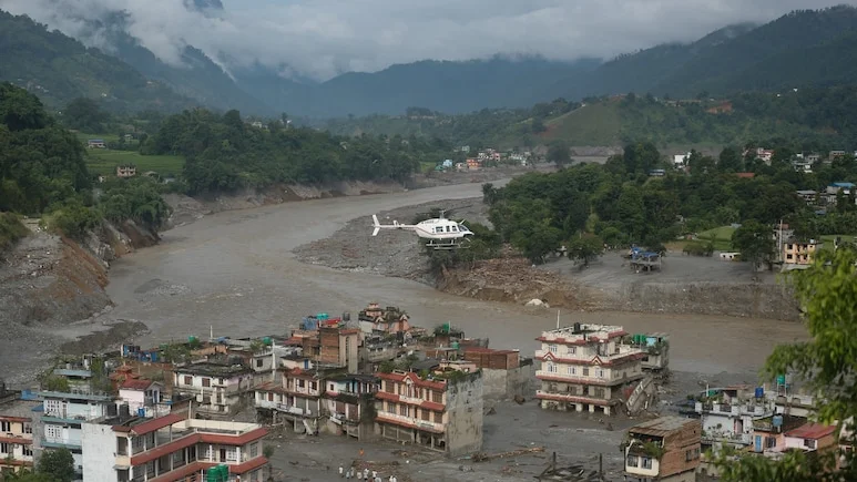 क्या बाढ़ के पानी से फैलती हैं जानलेवा बीमारियां? लेप्टोस्पायरोसिस, टाइफाइड से ऐसे रखें खुद को सुरक्षित