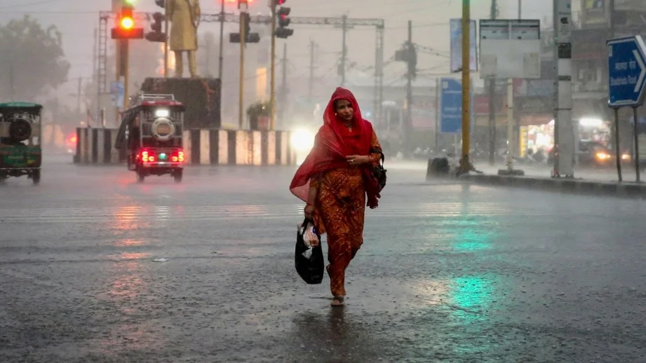 Monsoon Havoc 2026: उत्तराखंड में भारी बारिश से 12 मौतें, बिहार में गंगा उफनाई; यूपी में गंगा एक्सप्रेसवे फिर धंसा, चित्रकूट में डूबीं 400 दुकानें