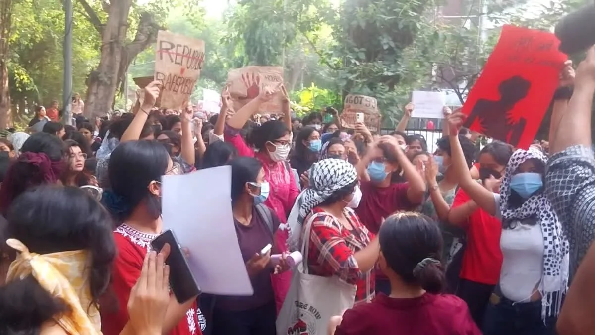 एक कचोरी दो समोसा...": कालकाजी गैंगरेप के खिलाफ DU कैंपस में फूटा गुस्सा, छात्राओं के Gen-Z नारों ने सोशल मीडिया पर मचाया तहलका