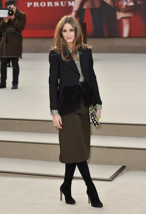 На Burberry Prorsum's Fall/Winter 2013 show Оливия выбрала оливковую юбку и черный пиджак