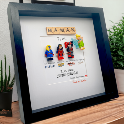 Cadre tableau 4 figurines Lego officielle Super-Héros - Fête des Mères- Format 25x25cm - Stargirl - WonderWoman - Harley Quinn - La Fée Clochette, cadre en francais